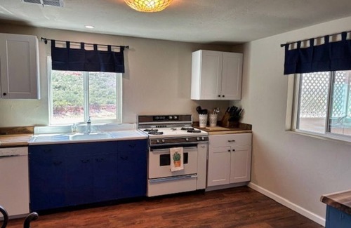 Tombstone House | The Rambling Rose! Peaceful, yet 1 block to ALL the action. RV & Fido friendly