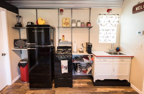 Fayetteville Cottage | The Ranch Motel. Large cottage in a country setting with pool and hot tub.