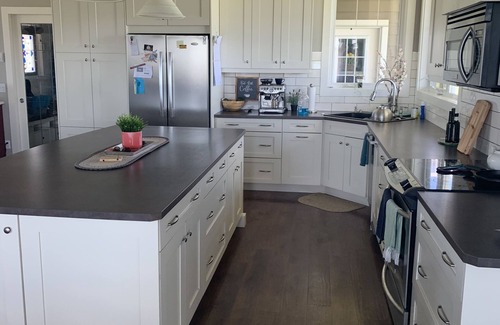 Calgary House | The Ranche Country views within 10 min to South Calgary and Okotoks. Stampede!