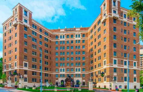 Country Club Plaza Area Hotel | The Raphael Hotel, Autograph Collection