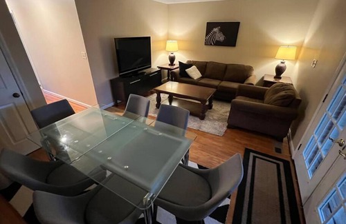 Fairlawn House | The Red Door 2-bedroom townhouse near VT & RU