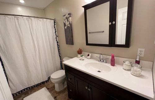 Fairlawn House | The Red Door 2-bedroom townhouse near VT & RU