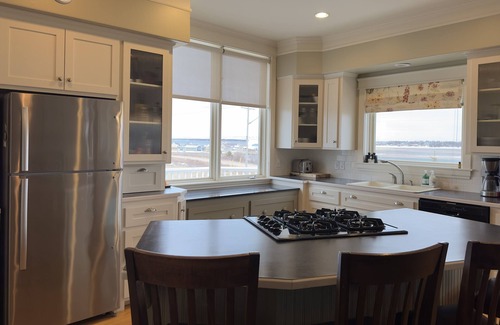 North Rustico House | The Red Rock Beach House 🌊 Relax, Unwind & Enjoy! *Reduced Fall/Winter Rates!*