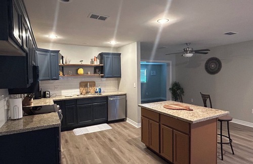 Orange House | The Refined Lodge 4 bedroom all amenities close by!