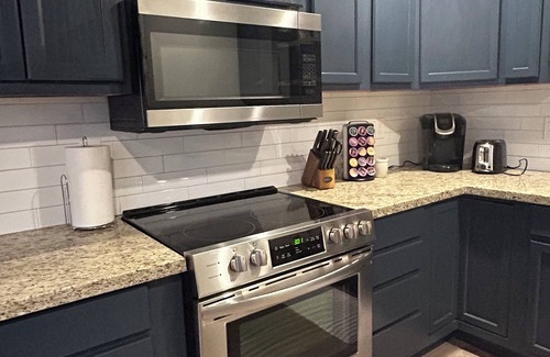 Orange House | The Refined Lodge 4 bedroom all amenities close by!