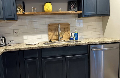 Orange House | The Refined Lodge 4 bedroom all amenities close by!