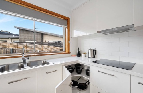 Warrane House | "The Residence" Sleeps 11, Ideal for Large Groups