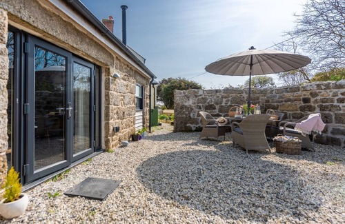 Saint Martin Cottage | The Rest House - a studio barn that sleeps 2 guests in 1 bedroom