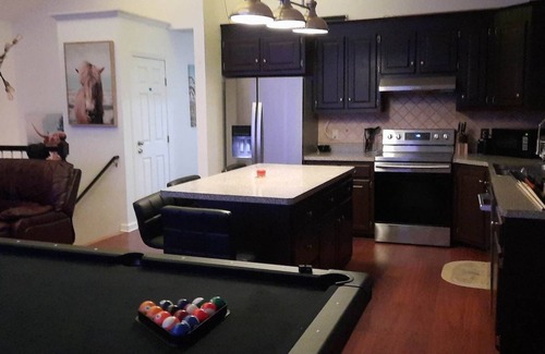 Westside Norwich House | The Retreat - 6 beds/3baths- Indoor Hot Tub, Theatre, Pool Tble, Mins to Casinos