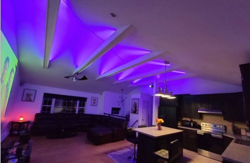 Westside Norwich House | The Retreat - 6 beds/3baths- Indoor Hot Tub, Theatre, Pool Tble, Mins to Casinos