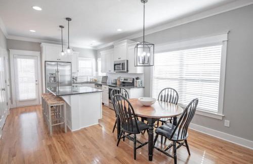 Spring Hill House | The Retreat Modern 2bed 2.5bath
