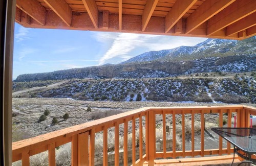 Mount Charleston House | The Retreat on Charleston Peak, King Suite – Free Parking & Outdoor Fun