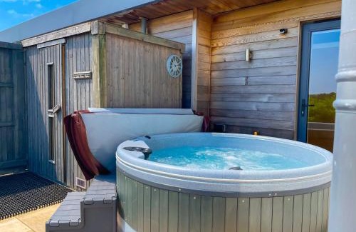 Tarrant Gunville House | The Retreat, Sauna & Hot Tub, Charming & Cosy Gem