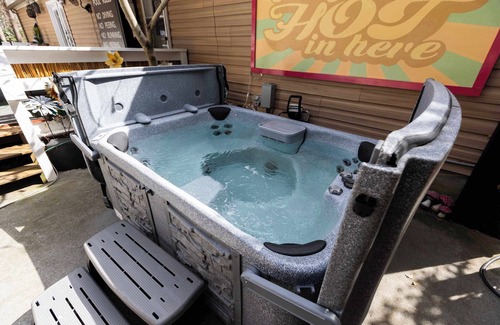 South Belmont House | "The Retreat" w/Pool + Hot Tub + Game Room + King Suite