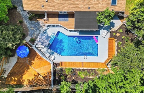 South Belmont House | "The Retreat" w/Pool + Hot Tub + Game Room + King Suite