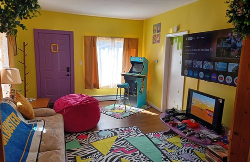 Manistee House | The Retro Retreat! A 90s inspired guest house w something 4 evry1! Pet-Friendly!