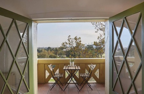St Kilda Apartment | The Ritz- large St Kilda apartment w amazing views