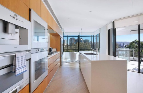West End Apartment | The Riveredge Chic Resort Style Luxury near CBD
