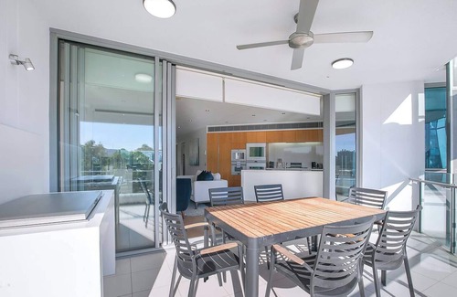 West End Apartment | The Riveredge Chic Resort Style Luxury near CBD