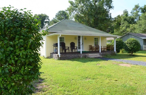 Old Town Cottage | The Robin's Egg -Walk to the Village!