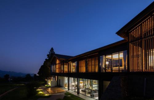 Yulong Hotel | The Rock Hotel
