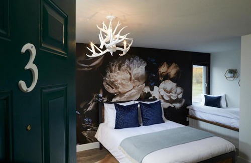 Minden Hills Hotel | The Rockcliffe Moore Falls (West Rose Suite)
