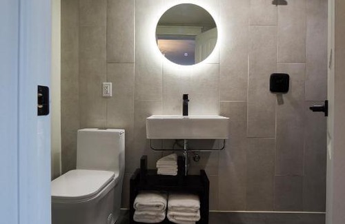 Minden Hills Hotel | The Rockcliffe Moore Falls (West Rose Suite)