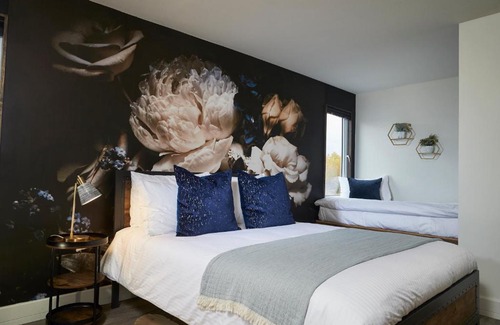 Minden Hills Hotel | The Rockcliffe Moore Falls (West Rose Suite)