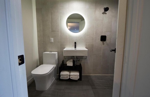 Minden Hills Hotel | The Rockcliffe Moore Falls (West Rose Suite)