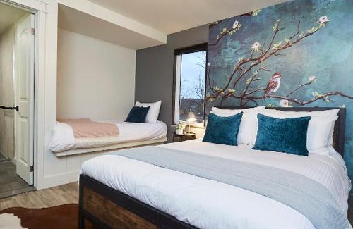 Minden Hills Hotel | The Rockcliffe Moore Falls (North Bird Suite)