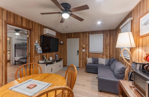 Pipestem Cabin | The Rocky Mount: Cozy cabin atop The New River Gorge