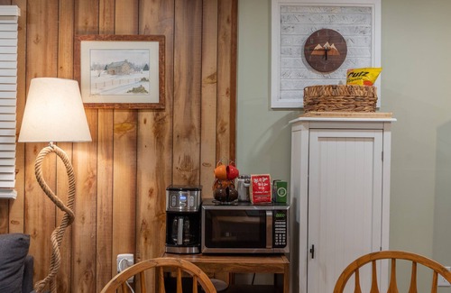 Pipestem Cabin | The Rocky Mount: Cozy cabin atop The New River Gorge