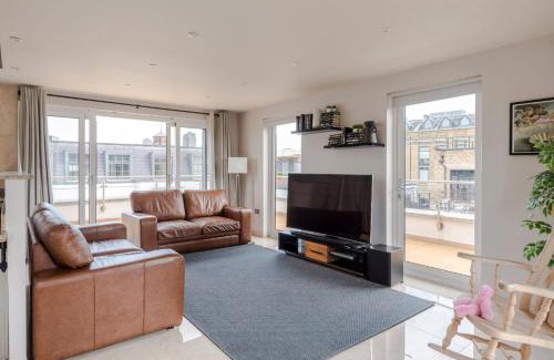 Clerkenwell Apartment | The Roof is on "Fire" - Farringdon - by Frankie Says