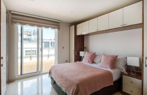 Clerkenwell Apartment | The Roof is on "Fire" - Farringdon - by Frankie Says