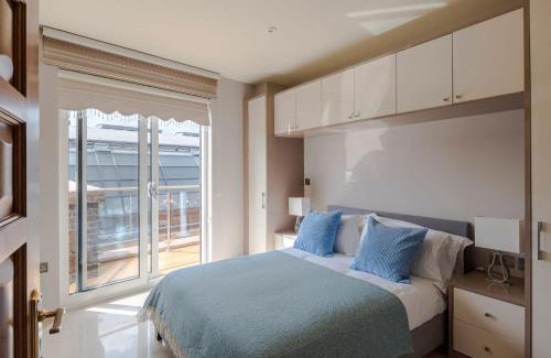Clerkenwell Apartment | The Roof is on "Fire" - Farringdon - by Frankie Says