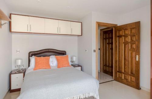 Clerkenwell Apartment | The Roof is on "Fire" - Farringdon - by Frankie Says