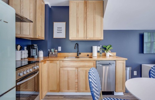 Southwest Raleigh Apartment | The Rose Garden Retreat - NC State/Cameron Village/PNC Park