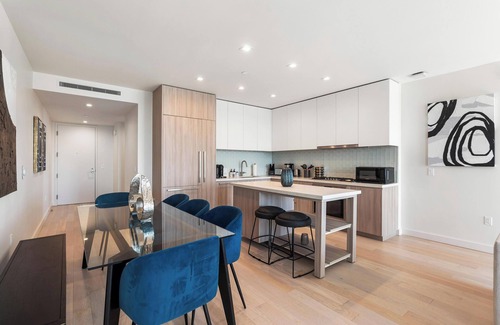 Pico Apartment | The Rose Quartz Luxe Condo Rooftop Pool & Sauna Steps to 3rd Street Promenade