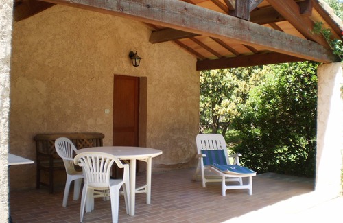 Pelissanne Apartment | The Roucas garden