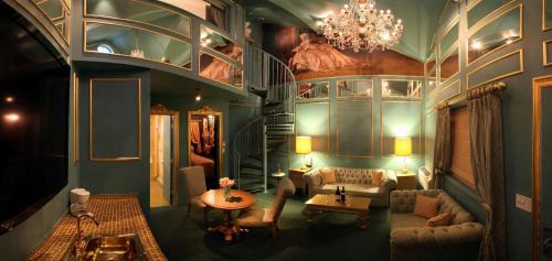 Roxbury Hotel | The Roxbury