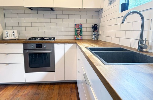 Glenroy House | The Roy ✨ Family home close to airport + train