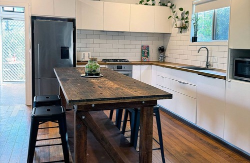 Glenroy House | The Roy ✨ Family home close to airport + train