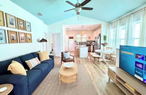 Pleasant Street House | The Royal Cypress Suite, Near UF, Shands, Downtown