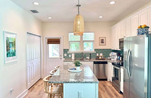 Pleasant Street House | The Royal Cypress Suite, Near UF, Shands, Downtown