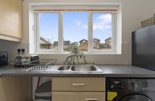 Peterborough House | The Royal Lakeview 4 Bed House with gated parking