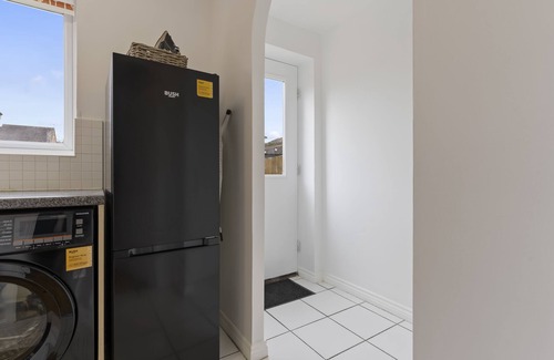 Peterborough House | The Royal Lakeview 4 Bed House with gated parking