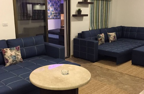 Amman Apartment | The Royal Luxury Superior Queen cot