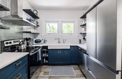 Lakeland House | The Royal Swan - Downtown Lakeland - Sleeps 6 - Fenced in Backyard+Pet Friendly