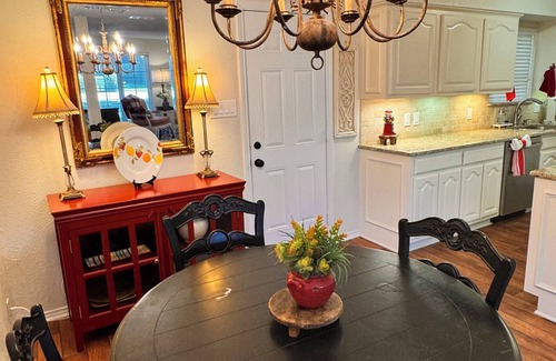 McKinney House | The Rustic Chandelier- 3 bedrooms 2 1/2 baths, full kitchen, 4 TV's and WIFI
