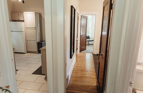 Hanover Place Apartment | The Sandstone - Monthly Retreat in Heart of Kansas City